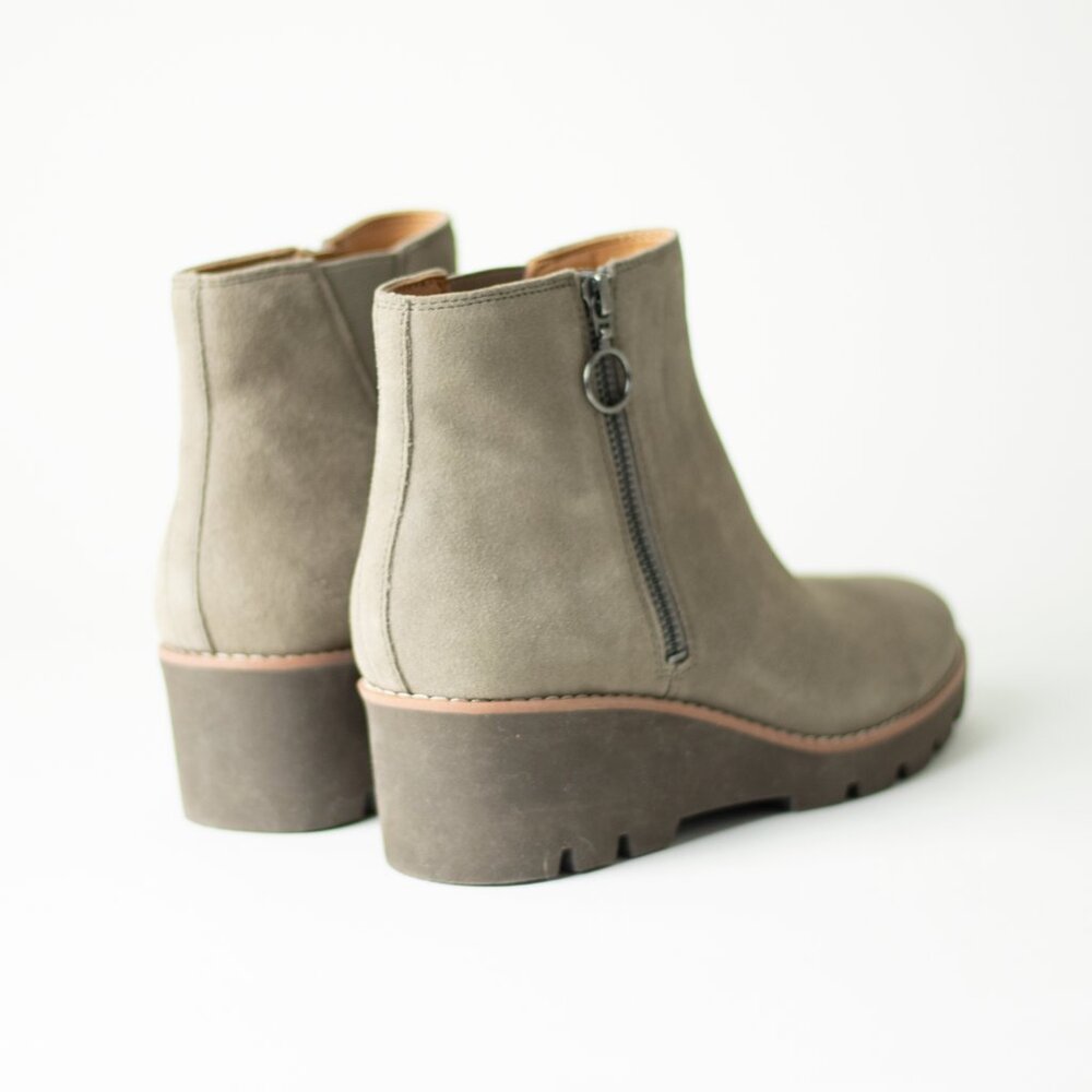 Suede Ankle Boots Taupe Lug Sole Comfort Vionic Hazel Wedge Size 8 - Picture 3 of 8